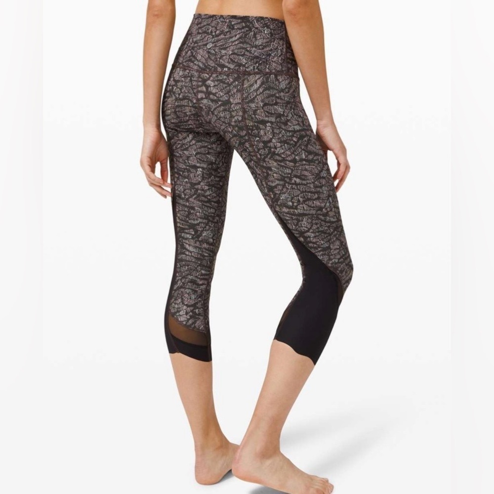 NWT  Lululemon Wunder Under Crop High-Rise Roll Down Scallop 23" Origami Lace 6